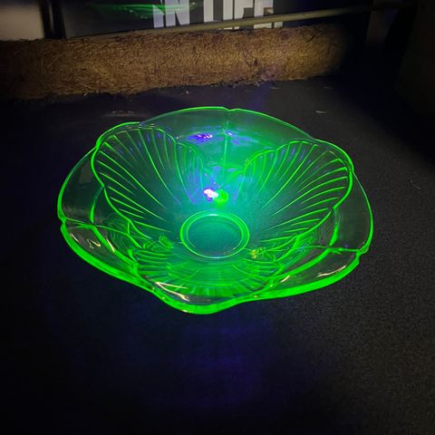 Uranium glasskål