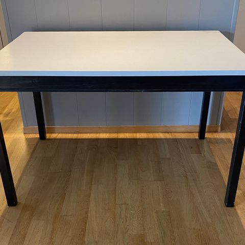 Kjøkkenbord, plass til 4 stoler (117x73x73,5 cm)