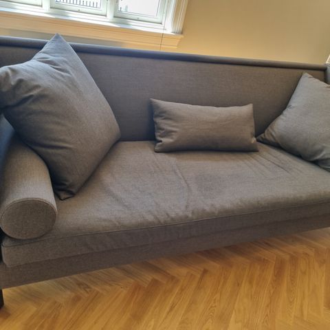 Pen klassisk sofa i ullstoff