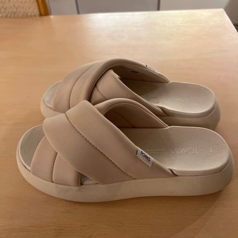 Toms mallow crossover flip flop