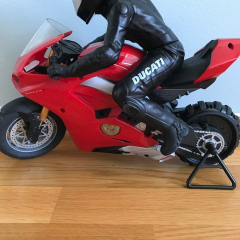 Råtøff fjernstyrt Ducati motorsykkel