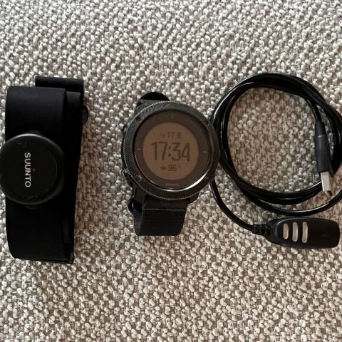 Suunto Traverse med pulsbelte og lader.