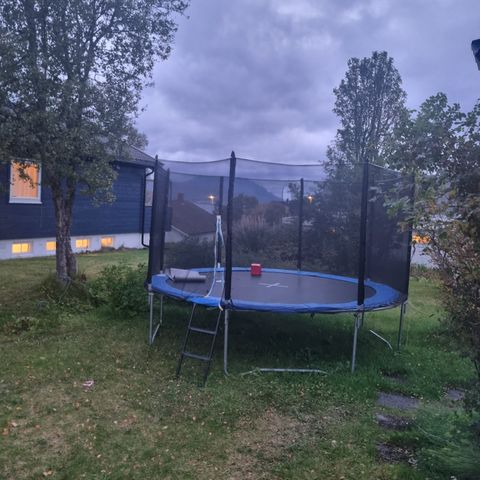 Trampoline med netting RESERVERT