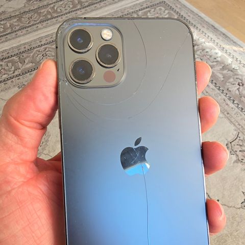 IPhone 12 pro 12 128 GB og 90% batteri kapasitet sprek på baksiden, se bilde