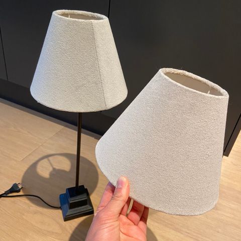 Lampeskjermer grå velur og en bordlampe