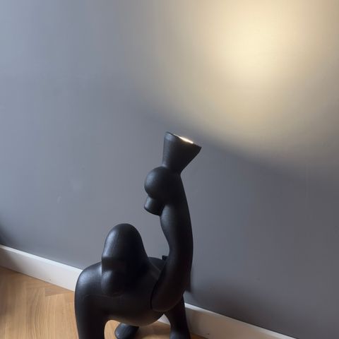 Designlampe / stålampe formet som en gorilla/ape