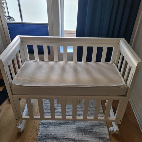 Troll bedside crib med ubrukt madrass fra easygrow