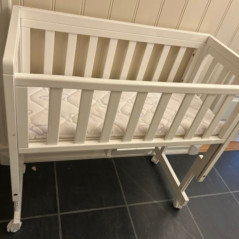 Bedside crib og madrass(kun brukt 1 mnd)