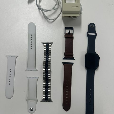 Apple watch serie 7 selges med tre ekstra remmer og ladestativ