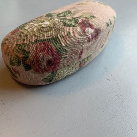 Vakkert brille-etui blomster på rosa tøy bunn