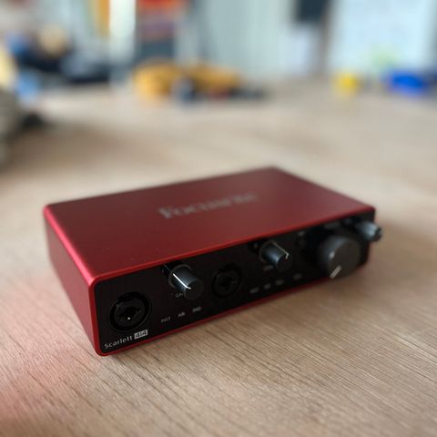 Focusrite Scarlett 4i4 3. gen i original emballasje