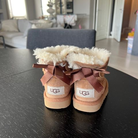 Ugg med sløyfe