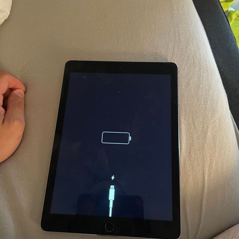 iPad air selges uten riper og skader