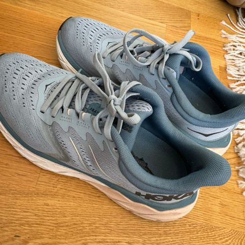 Hoka joggesko for damer selges billig