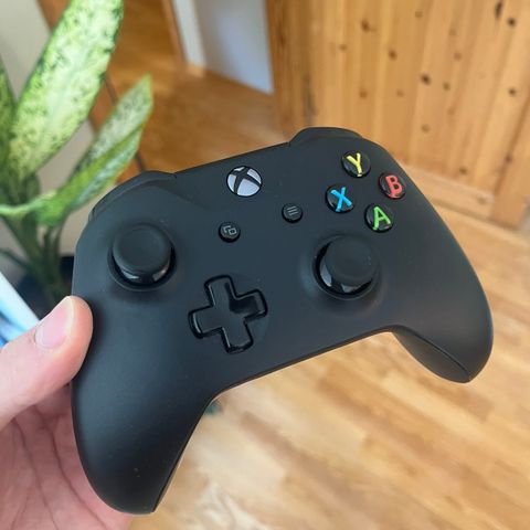 Xbox One kontroller (PC-adapter følger med)