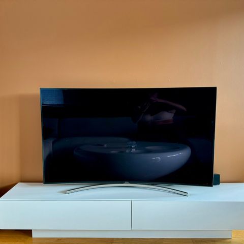 Minimalistisk og smal tv-benk med to rom.