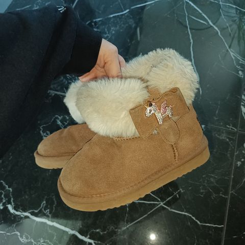 Uggs inspirert vinter sko. Med søte detaljer.