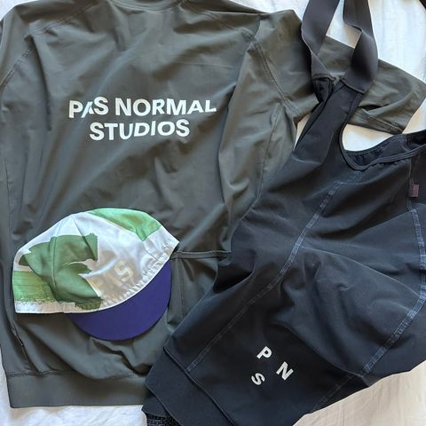 Pas Normal Studios BIB+Trøye+Caps