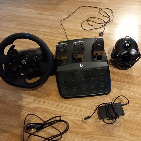 Logitech G923 racing ratt og pedaler,følger også med logitech girspak!🎮🕹