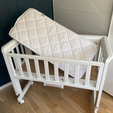 Troll Oslo Bedside Crib hvit inkl. madrass, laken, sengekant