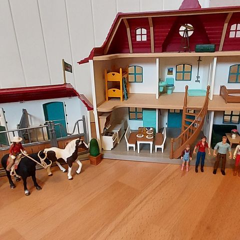 Schleich hus og stall med mye utstyr