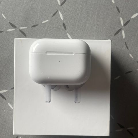 Airpods Pro gen 1.