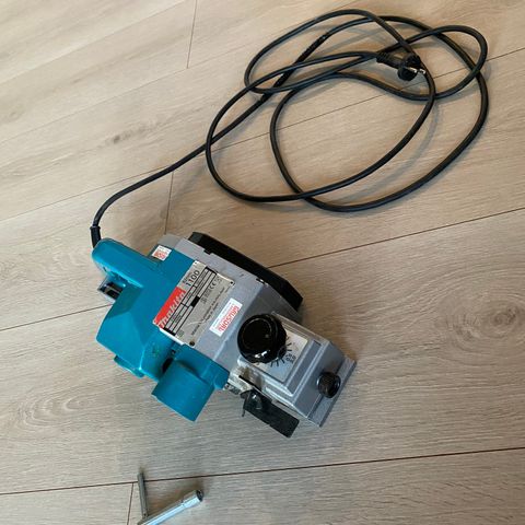 Elektrisk høvel, Makita 1100 82mm (950W) selges!