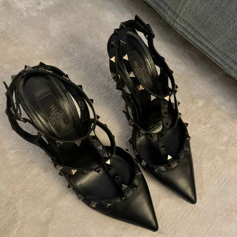 Valentino Noir Rock studs str 38