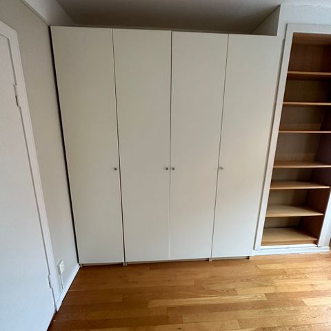 Garderobe skap : 50, 100 og 50.