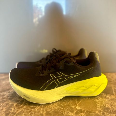 Asics Novablast 4 (str 41,5)