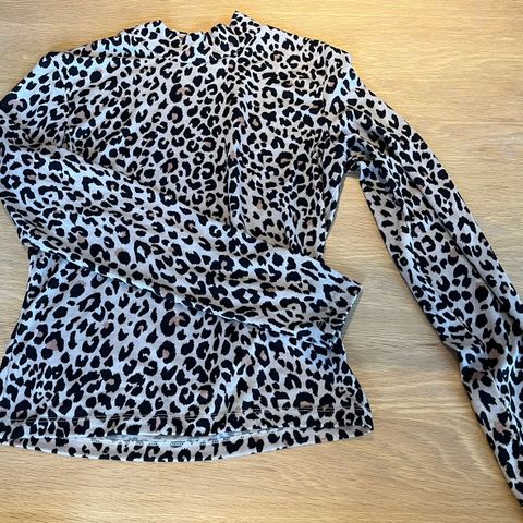 Genser fra bik bok med leopard-print