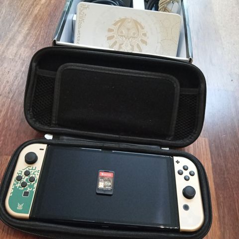 Nintendo Switch OLED Zelda Edition