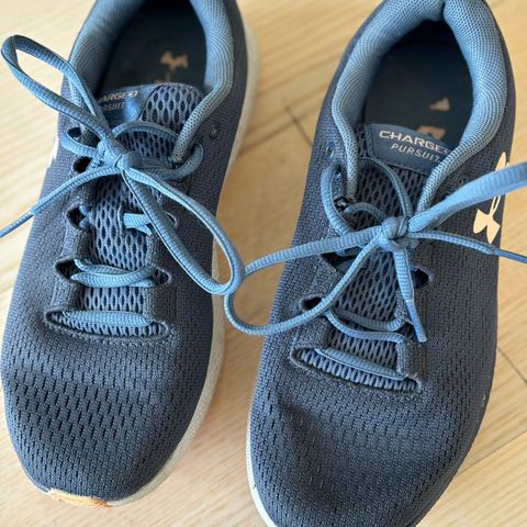 Pent brukte joggesko fra Under Armour 36,5