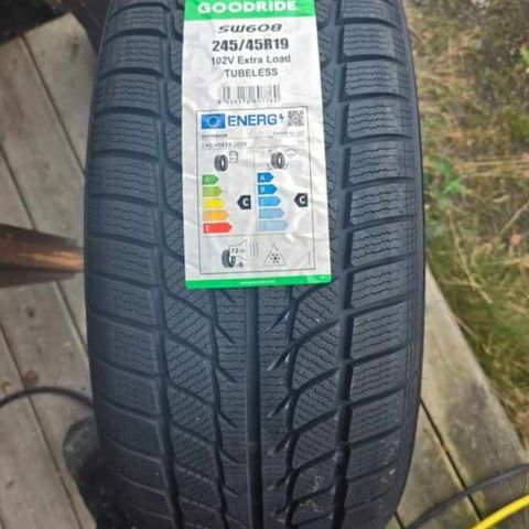 Vinterdekk 245/45 R19