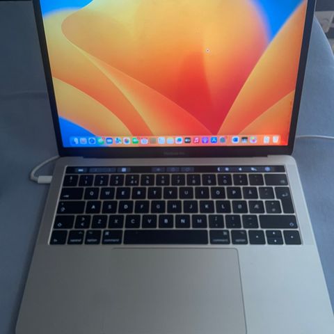 MacBook Pro (13-inch, 2017, Four Thunderbolt 3 ports)