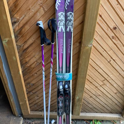 Madshus ski 140 cm med staver