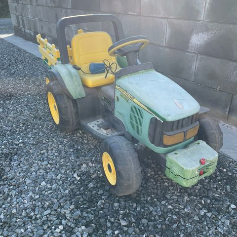 Peg Perego John Deere 12V elektrisk traktor med tilhenger