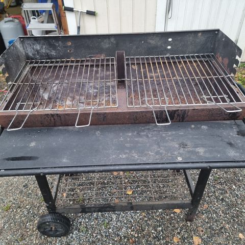 Grill selges 90 lang 60 bred 96 høy