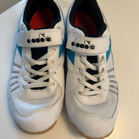 Innesko/ hallsko fra Diadora. Størrelse 37.