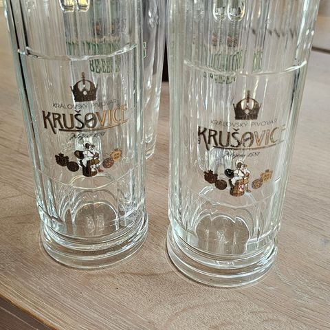 6 øl glass, derav 4 Tuborg glass og 2 flotte Krusøvice øl seidler