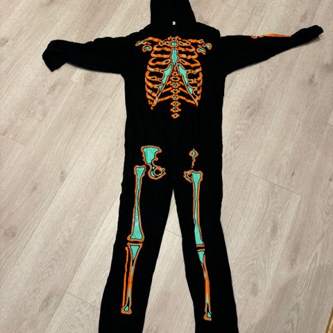 Halloween kostyme - onepiece skjellett str 9-10 år