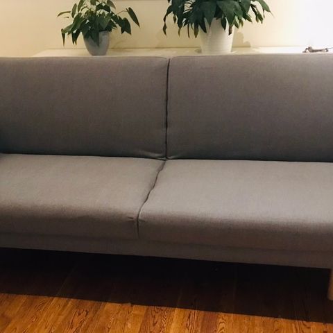 Sovesofa. 3- seter. Enkel og elegant. Lengde: 210 cm. Kan leveres.