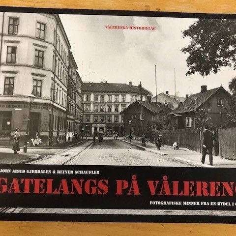 Gatelangs på Vålerenga fotografiske minner fra en bydel i Gamle Oslo 2018 358 s.