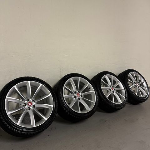 Gode Pirelli vinterdekk på lekre Jaguar 19" felger/ F-Type, XK, XF, XJ, XE etc