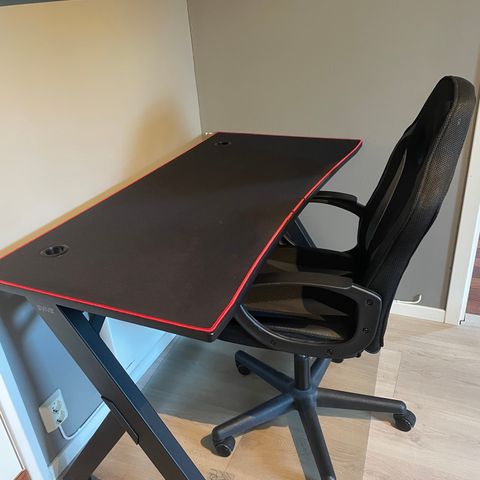 1 år gammel Svive desk og gaming stol.