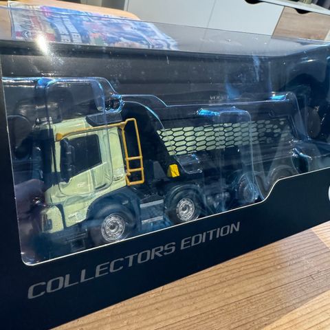 Volvo collector modell lastebil 1:43