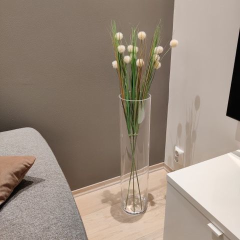 Fin glass vase med kunstig blomster