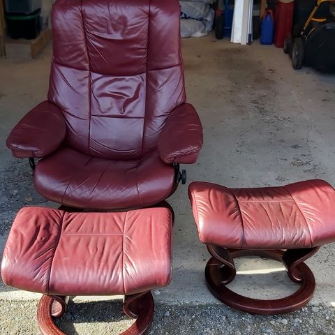 1 Ekornes stressless regulerbar stol. Det følger med 2 regulerbare fotpaller.