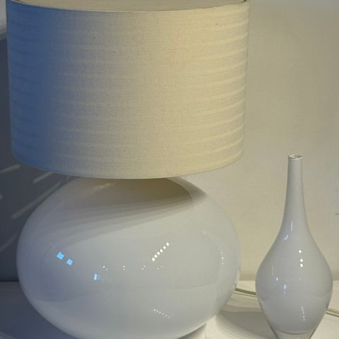 Lampe og vase