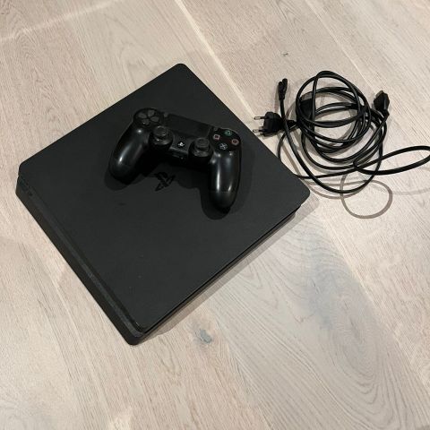 Pent brukt PlayStation 4 med kontroll, hdmi og strøm